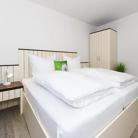 Moderne In Ruhiger Lage, *