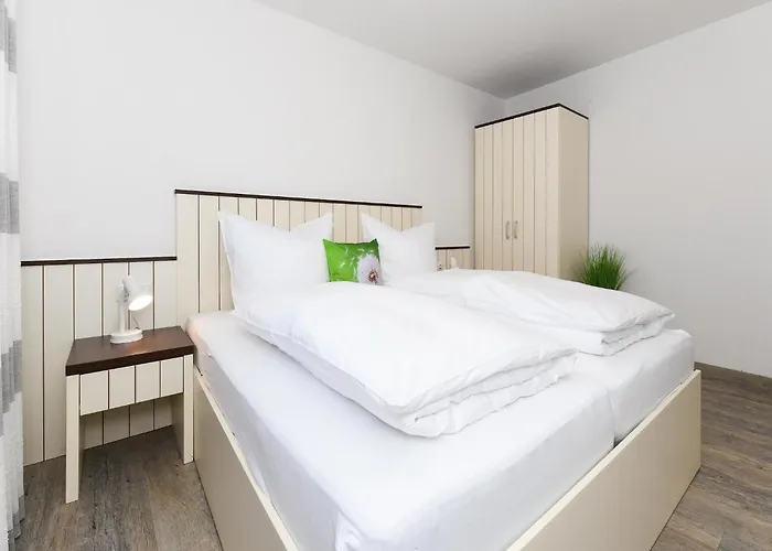 Moderne In Ruhiger Lage, *